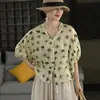 Camisa de Lino Pequeña con Cuello en V Hombro Caído Manga Murciélago de Cinco Puntos Estilo Retro Verano 2026 Top de Lino Versátil Estampado para Mujer