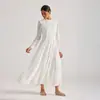 Foto Real de um Vestido de Renda Estilo Palácio com Delicados Bordados Florais Tridimensionais e Mangas Longas