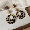 Brincos de Tarraxa com Pingente Redondo Estampa de Leopardo em Madeira Estilo Étnico Retrô Brincos Únicos Personalizados Brincos Pendentes de Luxo Leve Toque de Alto Padrão Joias para Orelha