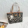 Bolsa Texturizada Estilo Western de Inverno 2025 Estampa de Leopardo Casual Grande Capacidade Bolsa de Ombro Moda Tendência Bolsa Transversal para Mulheres