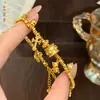 Pulseira Urso Saco da Sorte Banhada a Ouro Latão, Pulseira Amarela Deus da Riqueza para Mulheres, Cor Duradoura, Joia de Mão com Sino Cruzado Fashion e Exquisita