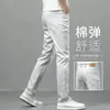 Jeans Casuales Largos de Color Claro Versátiles para Hombre, Ajuste Slim, Pierna Recta, Ultra Delgados de Tencel, Gama Alta de Hong Kong, Verano 2026