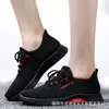 Sapatos de Pano de Pequim Antigo Primavera e Outono Moda Feminina Versátil Solado Macio Confortável Sapatos de Mãe Sapatos Pretos Antiderrapantes Casuais Sapatos Esportivos