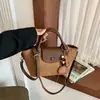 Bolsa de Camurça com Flocagem Feminina 2026 Nova Outono Retrô para o Trabalho Bolsa de Mão Melade Sentido de Alto Padrão Bolsa de Ombro Transversal