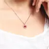 Colgante Europeo y Americano de Diamante Rojo Rubí con Forma de Flor Hueco en Forma de Corazón con Diamante con Forma de Cristal Rojo Chapado en Oro de 18K