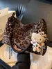 La popular bolsa de gran capacidad con estampado de leopardo para mujer de este año es el nuevo estilo de moda 2026, un bolso de hombro tipo tote elegante y de buen aspecto para el día a día.
