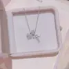 Collar con doble colgante de cruz en forma de corazón, una cadena para la clavícula delicada y elegante con un toque de lujo, perfecta para el uso diario y un look dulce pero cool