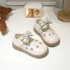 Sapatos de couro macio estilo floresta para meninas, sapatos de princesa estilo pastoral floral, novos sapatos casuais da moda primavera e outono 2026 para meninas pequenas