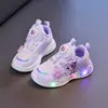 Zapatos de princesa estilo coreano 2026 para niñas pequeñas, con diseños de dibujos animados, adornos de mariposas, parte superior de malla, suela suave y cierres de velcro, con luces