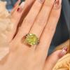 Anillo de Corte Super Grande Cielo Estrellado Brillante Seiko Incrustado de Zircón de Lujo Diamante de Alto Carbono Flor de Hielo Triturado Amarillo Ganso Cuadrado Gordo Anillo para Mujer