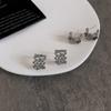 Aretes de botón simples, compactos y exquisitos con diamantes calados, con un diseño único y de alta gama, con una aguja de plata 925