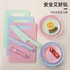 Venta al por mayor Spot Cuchillo de plástico de cocina para jardín de infantes Plato de frutas Cuchillo de frutas Cuchillo y tenedor para suplementos alimenticios Herramientas Juego de cuchillos para cortar verduras para bebés