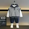 Conjunto de Roupa para Meninos Primavera e Outono 2026 Novo Estiloso Estilo Coreano Colete Cool Conjunto de Três Peças Roupa de Primavera para Crianças