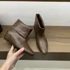 Botas para aumentar a altura para mulheres baixinhas, botas de cano curto slim fit, botas femininas, coleção outono/inverno 2026, botas marrons estilo Dr. Martens, botinhas de bico quadrado pequeno