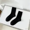 Calcetines Blancos y Grises para Mujer, Calcetines de Media Pantorrilla, Calcetines Largos de Algodón Puro para Primavera y Otoño, Calcetines Holgados de Estilo Japonés con Rayas Verticales de Canalé, Combinados con Zapatos Pequeños de Cuero, Modernos