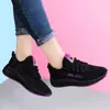 Fabrica una generación de zapatillas deportivas casuales de moda para mujer, suela suave, ligeras, transpirables, zapatos para madre, zapatos de baile