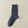 Calcetines Zhuji calcetines anti-pilling calcetines de color liso calcetines de algodón calcetines de tubo medio para hombre absorbentes del sudor transpirables medias para hombre calcetines de negocios simples