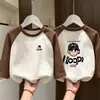 Camiseta Interior Básica de Cuello Redondo DeRong para Bebé Niños 2026 Otoño/Invierno Nuevo Estilo Camiseta de Manga Larga con Parches
