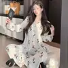 Conjunto de Pijama para Mujer de Primavera y Otoño, Doble Botonadura, Cuello en V, Manga Larga, Estampado Dulce de Dibujos Animados Anime, Costilla de Seda de Hielo, Se Puede Usar al Aire Libre