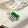 Nuevo collar colgante geométrico de calcidonita sintética verde estilo chino, sensación de lujo ligero y alta gama, accesorio de collar minimalista para la clavícula
