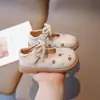 Zapatos para niña pequeña, nuevos zapatos de cuero bordados para primavera y otoño, zapatos de princesa estilo pastoral, zapatos individuales para niñas con suela blanda y lazo