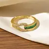 Anillo Vintage Europeo y Americano con Imitación de Esmeralda y Diamantes, Anillo Único de Nicho de Lujo Ligero con Diseño de Hebilla de Herradura en Forma de Corazón para Mujer