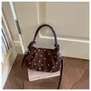 Bolso de mano de lunares de moda estilo coreano transfronterizo para mujer, nuevo bolso cubo vintage de alto valor, bolso de hombro y bandolera, moderno