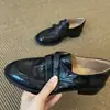 Mocassins slip-on estilo britânico retrô para mulheres, novos sapatos pequenos versáteis de couro 2026 com saltos grossos e fecho de velcro, sapatos de uso único da moda