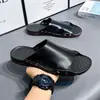 Sandálias Masculinas Modernas Estilo Coreano para Uso Externo, Chinelos Masculinos de Couro, Calçados de Verão para Uso Externo, Chinelos Masculinos Personalizados para Praia