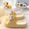Novas pantufas divertidas e fofas com sola de EVA personalizada para mulheres, para o verão, para quarto de dormitório interno, (sensação de pisar em cocô) chinelos legais
