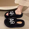 Marca de moda socialite Ropa de abrigo Pantuflas peludas para mujer 2024 Nuevo Letra M Gamuza Chanclas sin cordones Otoño e Invierno Pantuflas de algodón de 7 cm