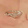Nuevo anillo cerrado de estrella de ensueño de moissanita personalizado de Xiaohongshu para mujer, anillo de compromiso de 18K, disponible para venta al por mayor del fabricante