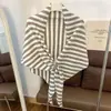 Bufanda triangular de punto a rayas blancas y negras para mujer, chal cálido de otoño e invierno, calentador de cuello, versátil, estilo para ir al trabajo