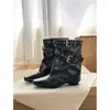 Primer encuentro: Botas retro de punta, que realzan la altura, elegantes, con hebilla de cinturón y tacón grueso, perfectas para un look de vaquero occidental.