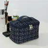Nuevo neceser pequeño de estilo fragante para mujer versión coreana de gran capacidad ins viento explosión portátil bolsa de almacenamiento para lavado venta al por mayor de fábrica