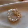 Broche de Mariposa para Mujer Sentido de Gama Alta Nicho Venta al por Mayor Pin de Perla Temperamento Fijo Metal Traje Joyería de Perlas
