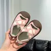2026 Sapatos de Praia Vermelhos para Exterior, Tênis de Verão em Forma de Coração, Sapatos de Couro da Moda para Meninos, Sandálias Modernas para Meninas