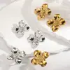 Anéis e Brincos Flor Camélia em Aço Titânio Banhado a Ouro 18K Estilo Europeu e Americano para Mulheres, Brincos de Pino e Acessórios de Orelha Modernos e Únicos