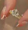 Anel de Princesa Coroada, Luxo de Nicho com Sensação de Alto Padrão, Anel Feminino de Zircônia de Um Quilate, Mais Vendido Transfronteiriço, Conjunto de Anéis Ajustáveis