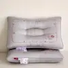 2026 Nueva Almohada para Cuello Bordada con Historia de Rosas Almohada para Estudiantes Núcleo de Almohada para Adultos
