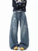Jeans curvos de pierna ancha con estampado de estrellas deconstruido estilo americano, un nuevo diseño de moda para hombre, con corte holgado y un look fresco y elegante.