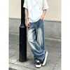 Conjunto de Roupa Estilosa Cool para Meninos Adolescentes com Camiseta Americana Deconstruída de Manga Curta com Franzidos e Calça Jeans Wide-Leg com Detalhe no Quadril