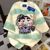 Camiseta de Manga Curta Estampada com Crayon Shin-Chan em Gradiente Tie-Dye Listrado para Homens e Mulheres, Verão 2025 Gola Redonda Top Ins