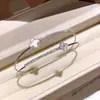 ¡Dulce de Cuatro Hojas de Colores! Pulsera Abierta Flor de Cuatro Hojas de Zirconia, Pulsera de Lujo Ligero de Gama Alta, Joyería de Mano Simple y de Moda al por Mayor