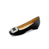 Sapatos de salto grosso com fivela quadrada de strass, aumento de 6 cm de altura, para mulheres, novo estilo outono 2026, estilo francês, forrados com fleece, quentes, bico quadrado, peludos