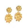 Aretes de flor dorada para mujer, aretes versátiles de moda de lujo ligero, diseño de nicho con un toque de alta gama, comercio exterior transfronterizo