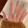Anillo de Apilamiento de Diamantes Oversize de Lujo Accesible Estilo Medieval Vigilante para Mujer, Versátil, de Gama Alta, Diseño Elegante y Exquisito