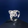 Moda Europea y Americana Nuevo Lujo Ligero Completo de Diamantes Tridimensional Cuatro Garras Diamante Hueco Rombo Deslumbrante Flor Flor de Cuatro Hojas Anillo Abierto