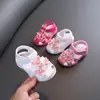 Sandálias de Bebê Verão Menina Sapatos que Fazem Barulho Antiderrapantes Sola Macia 1-3 Anos Calçados para Crianças Pequenas Bebê Princesinha Bico Fechado 2