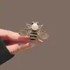 Broche de abeja de strass de alta gama para mujer, pin de flor anti-exposición para escote, accesorio para ropa